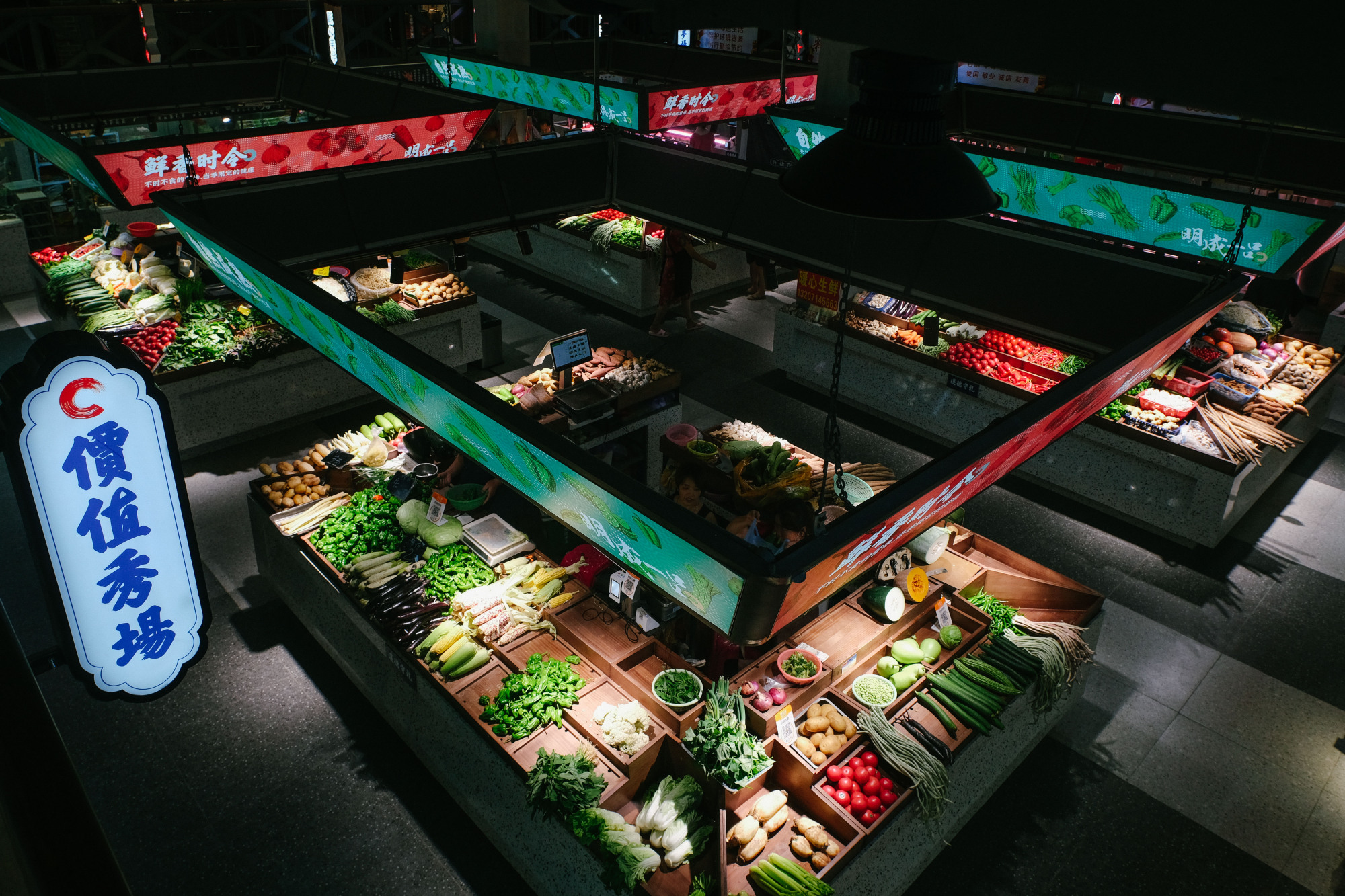 武汉现网红菜市场,里面可以直播还有咖啡馆,大爷大妈都来打卡