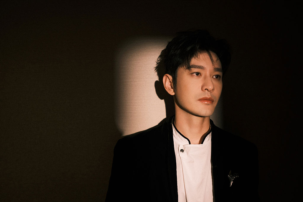 黄晓明大湾区中秋写真魅力绽放 五官精致能打氛围感拉满