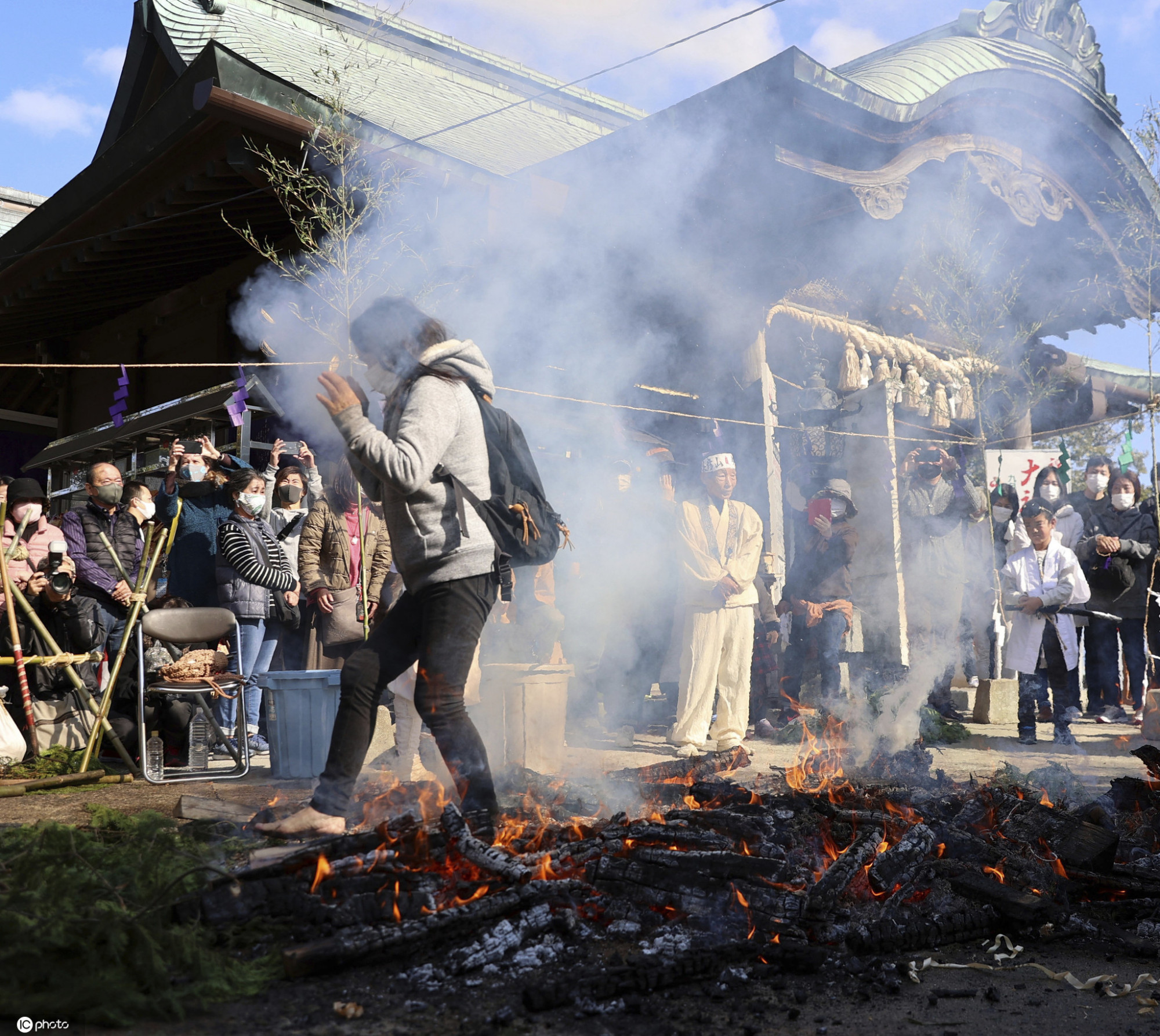 日本举办传统火供民众赤脚踩烟灰祈祷新年健康