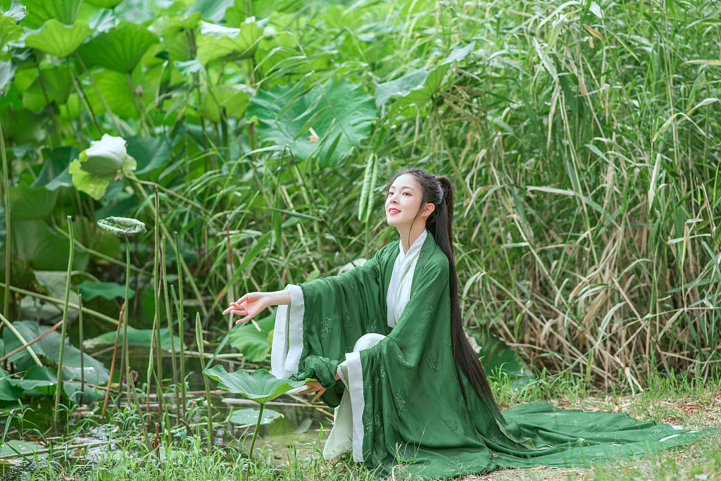 陈瑶古风荷塘写真释出 着汉服戴斗笠尽显侠女气质