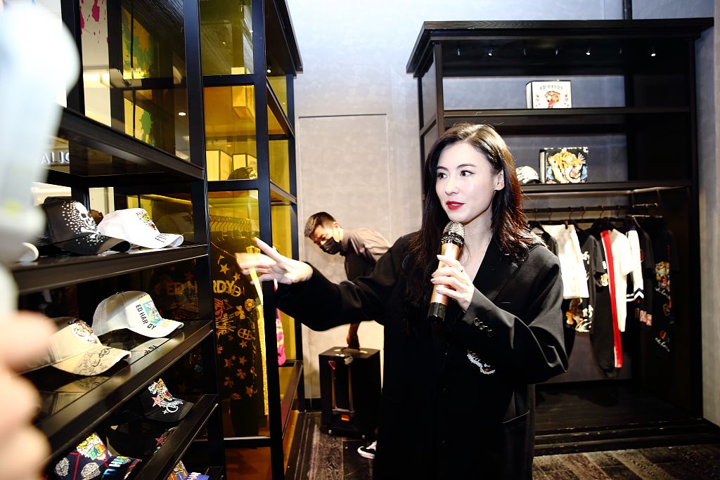 张柏芝空降郑州生图状态绝了 披肩卷发气质温柔美到令人心动