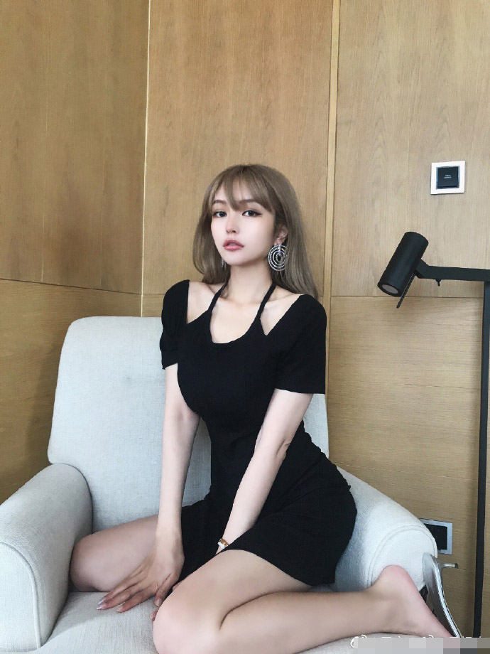 穿黑裙秀细长美腿 周扬青依然性感妩媚