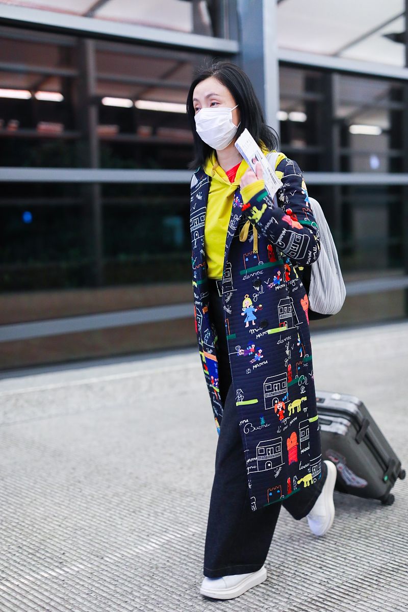 陶虹街拍:卡通涂鸦大衣内搭柠檬黄帽衫鲜艳亮眼