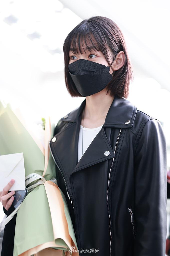 组图:段奥娟解约风波后首现身 短发显精神获粉丝送花