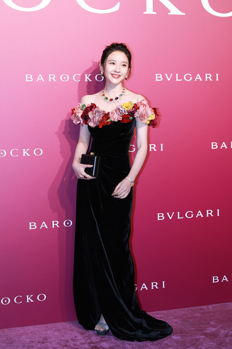 唐艺昕穿搭:花朵装饰一字肩丝绒开叉裙 bvlgari手包甜美花仙子