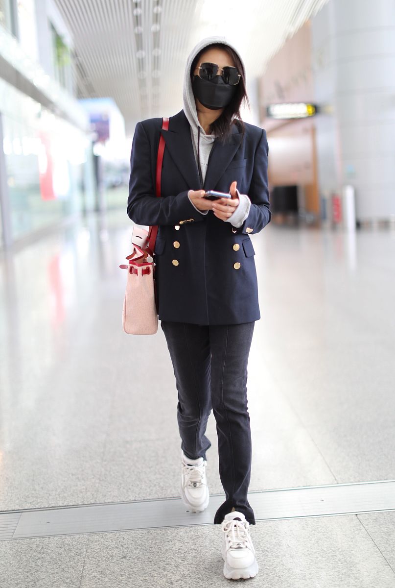 刘涛街拍:双排扣西装铅笔裤 buffalo厚底鞋商务干练