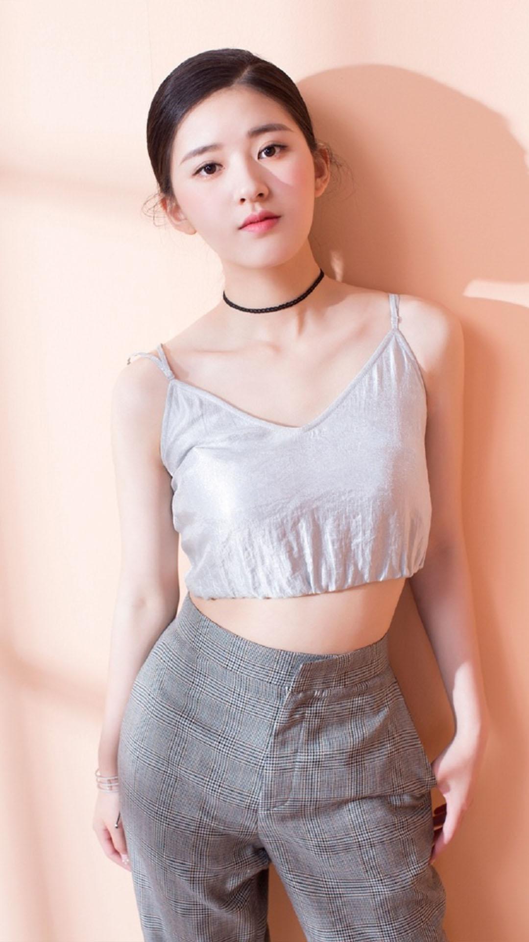 赵露思长得嫩,穿身休闲运动服打扮出门,减龄又时尚