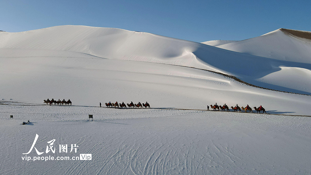 甘肃敦煌:雪后大漠景如画