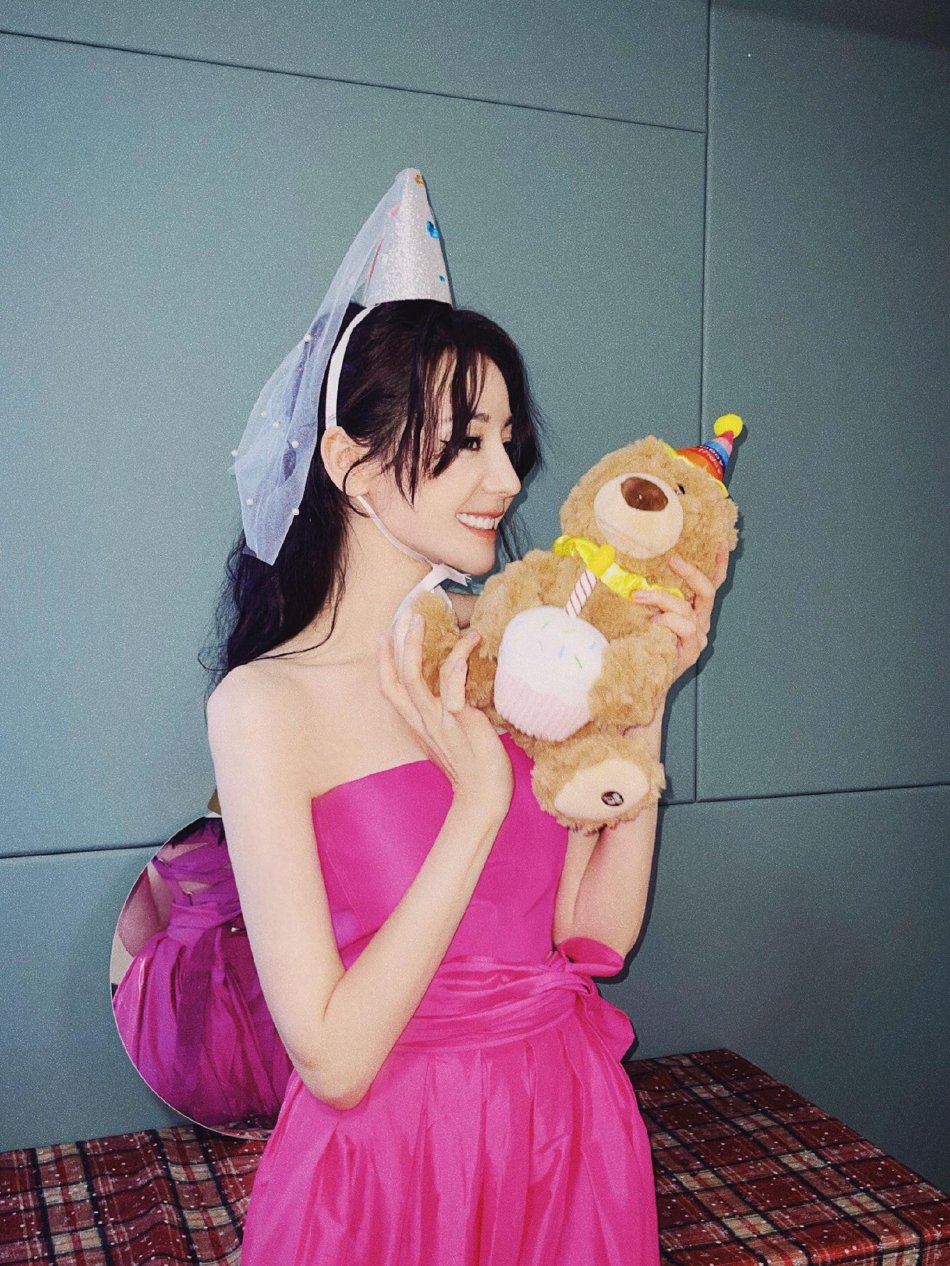 组图:迪丽热巴生活碎片美照释出 蓝色挑染发色个性吸睛