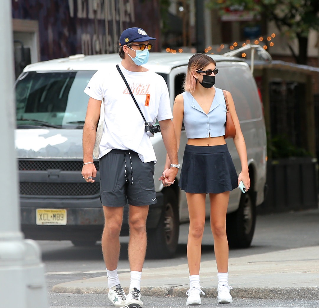 凯雅·杰柏穿黑色短裙和男友手牵手秀恩爱,尽显青春活力之美