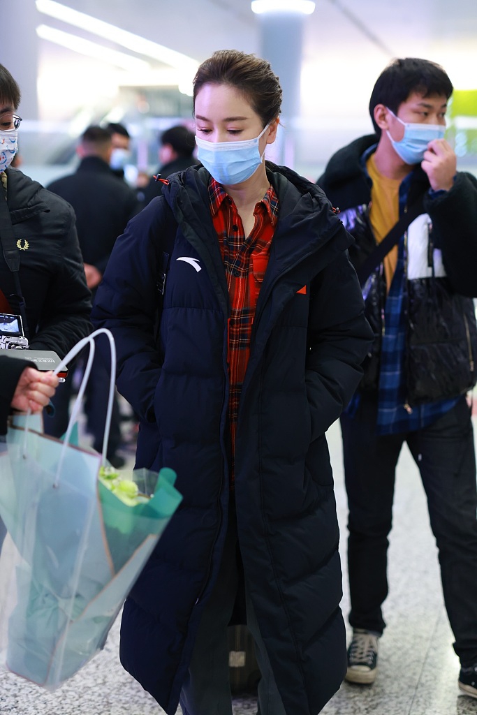 组图:"浪姐"左小青深夜现身机场 获粉丝接机人气高涨