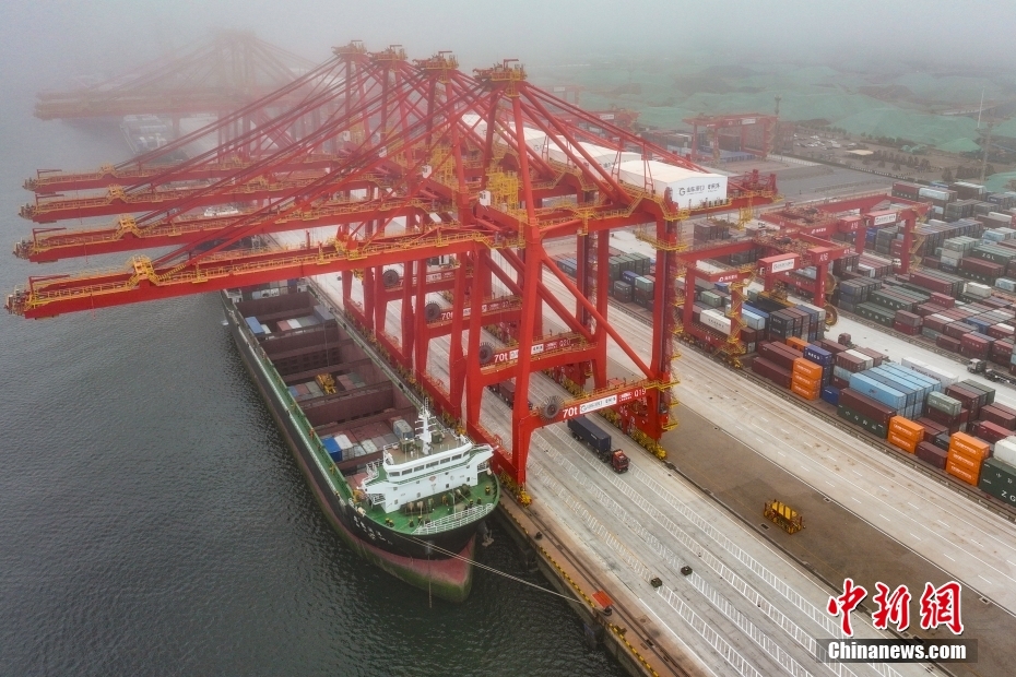 探访山东日照港全自动化集装箱码头