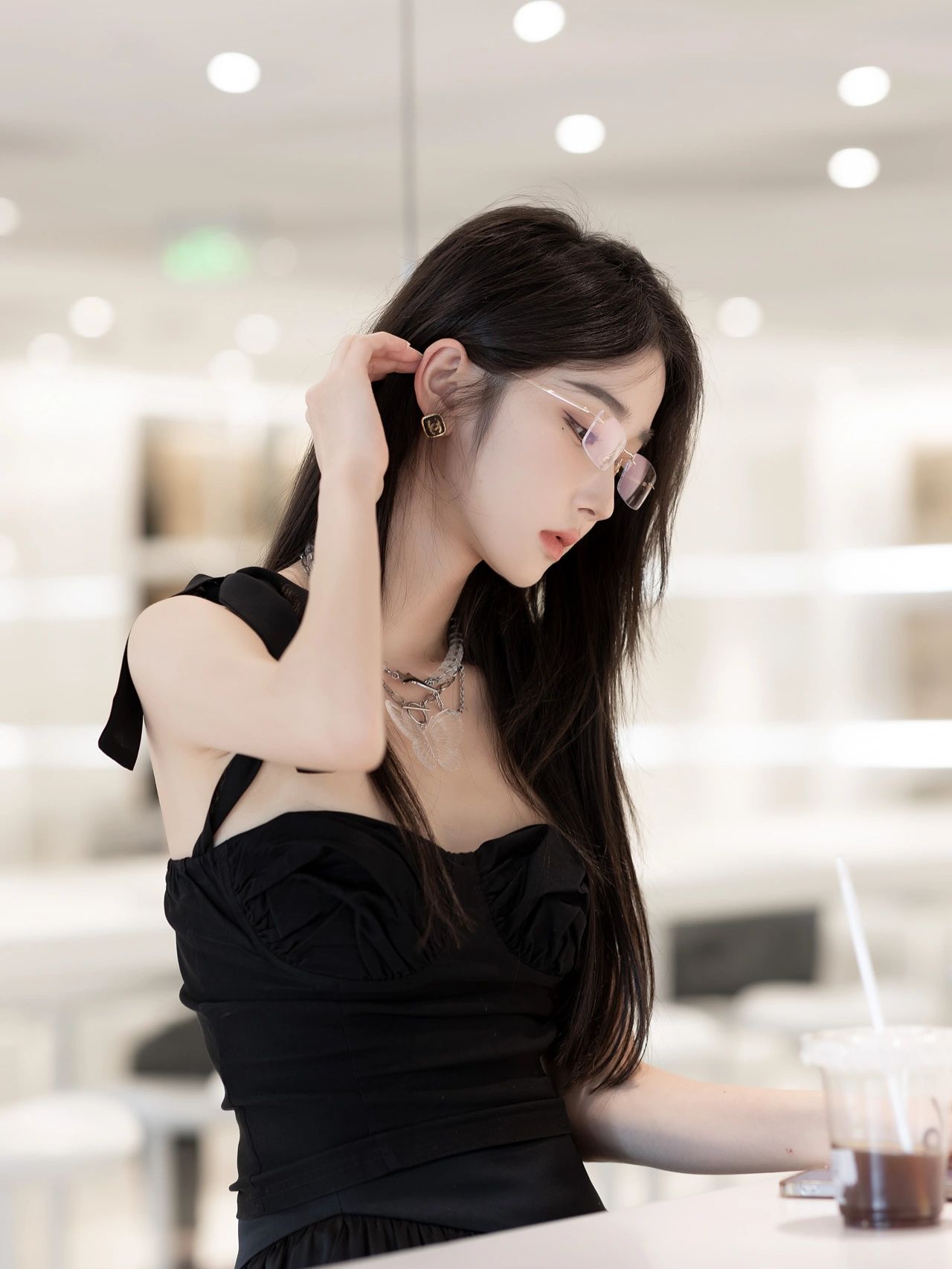 学姐的美,穿搭一件黑色吊带连衣裙,带一副眼镜,文静又有气质