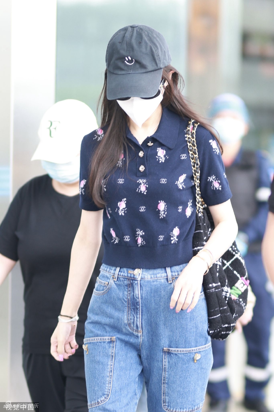 组图:唐嫣戴棒球帽现身机场 印花半袖搭牛仔裤靓丽休闲