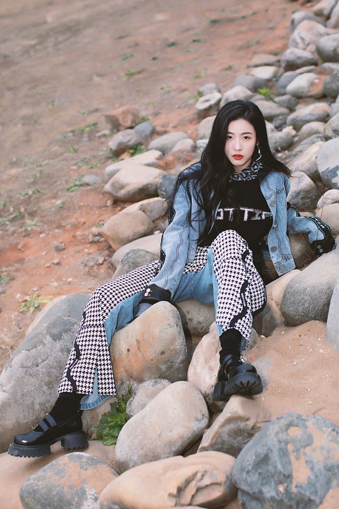 孙芮牛仔造型现身品牌活动 金沙湖边享受落日余晖