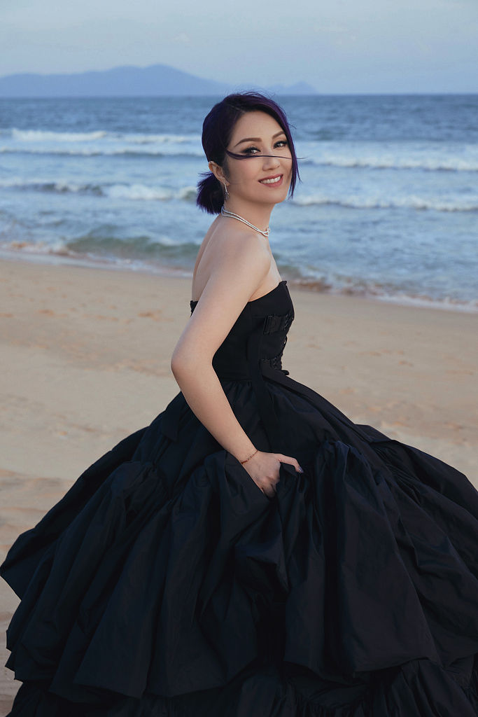 杨千嬅抹胸礼服造型化身优雅黑天鹅 低马尾慵懒随性不失气场