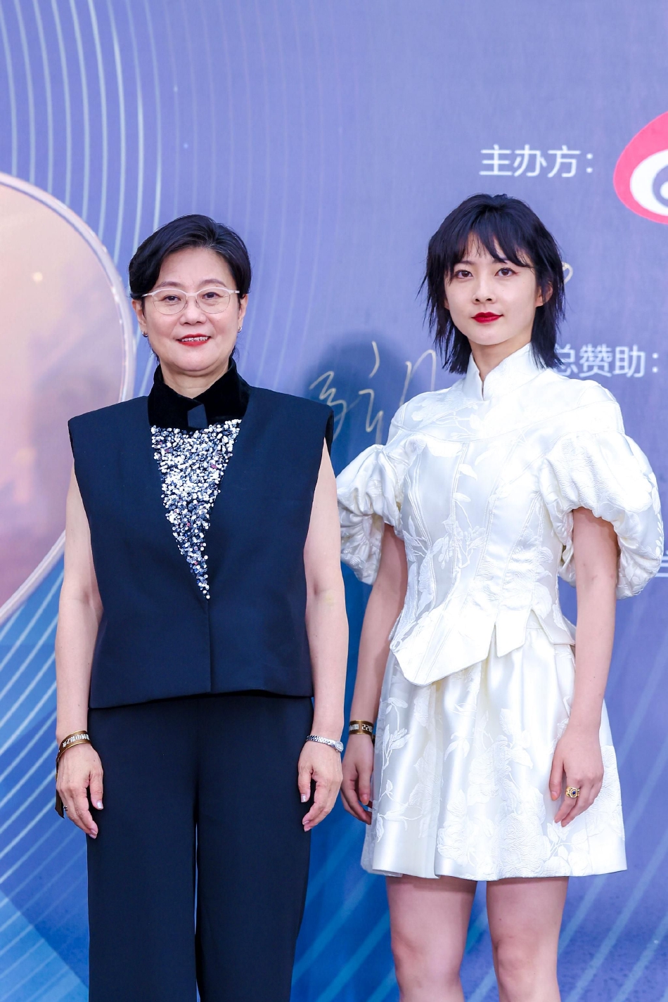 组图:李少红钱冬旎二人黑白配穿搭 亮相微博电影之夜红毯