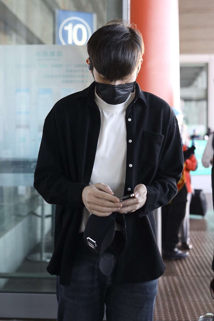 组图:张彬彬低调现身机场 黑白look简约有型