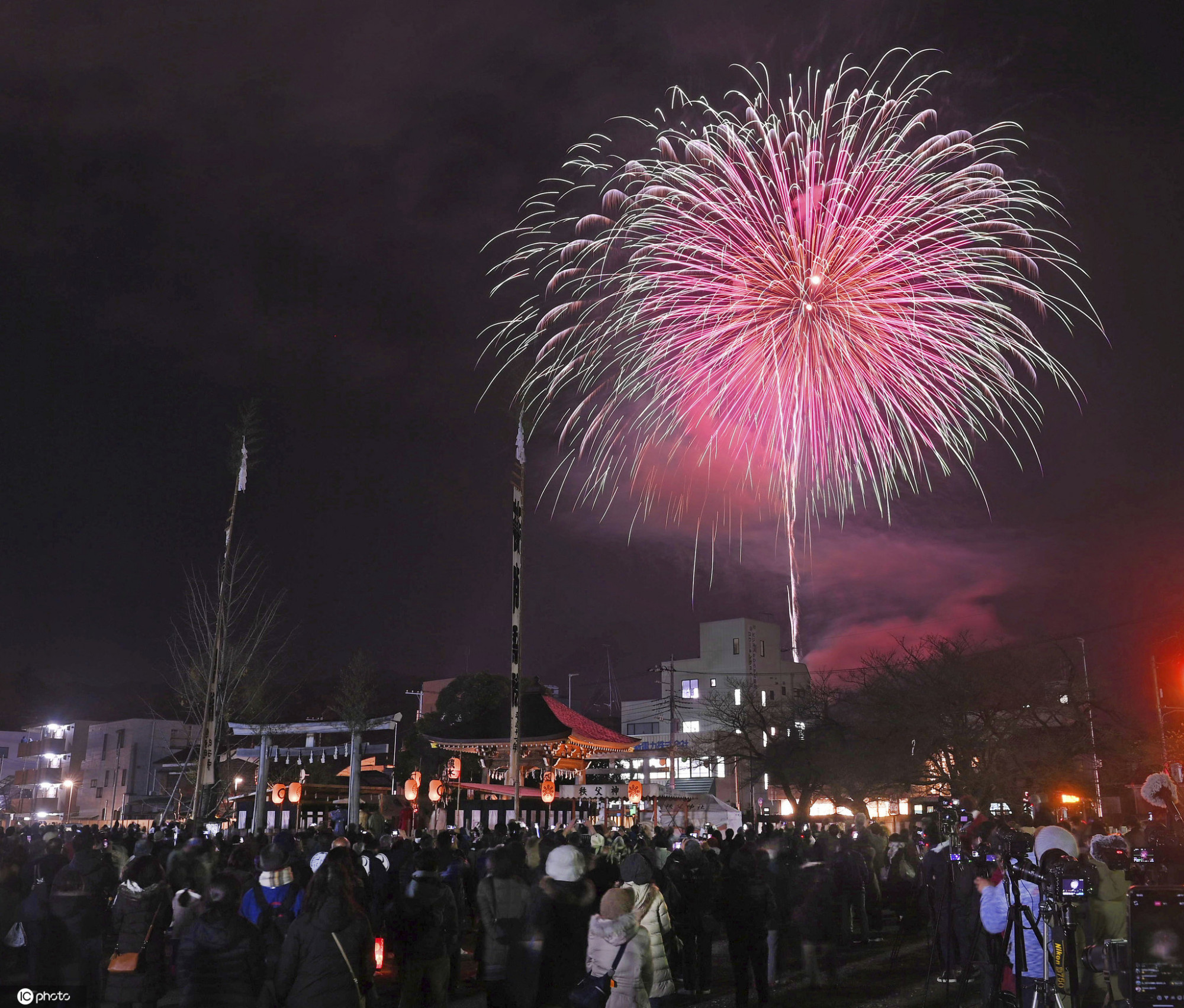 日本大阪举行盛大夜祭庆典绚烂烟花扮靓冬季夜空