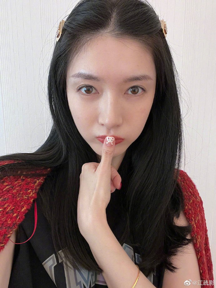 组图:江疏影晒兔子美甲少女心满满 托腮嘟嘴可爱俏皮