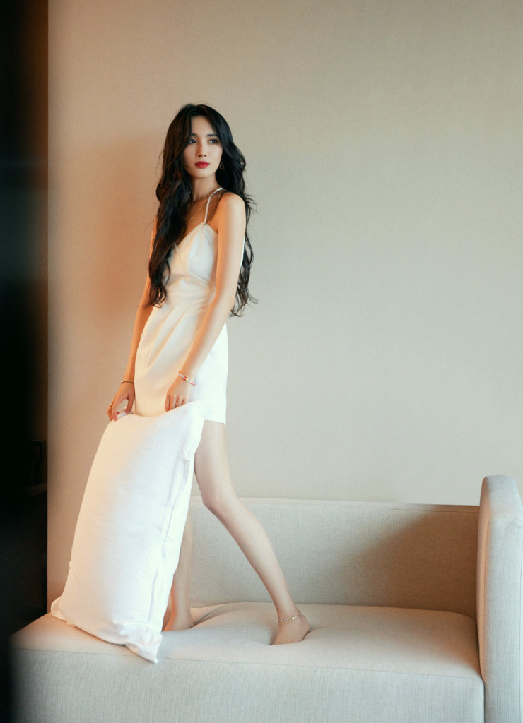 王紫璇品牌直播活动白色系造型写真 秀发飞扬风情万种