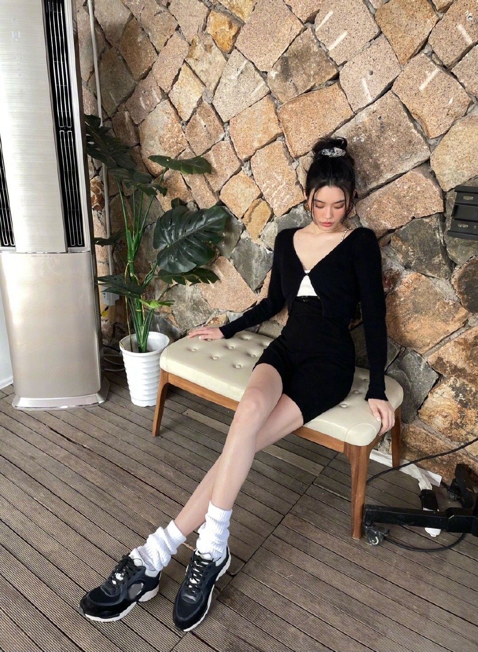 组图:奚梦瑶穿黑色短裙秀好身材 锁骨清晰肤白腿长笑容满满