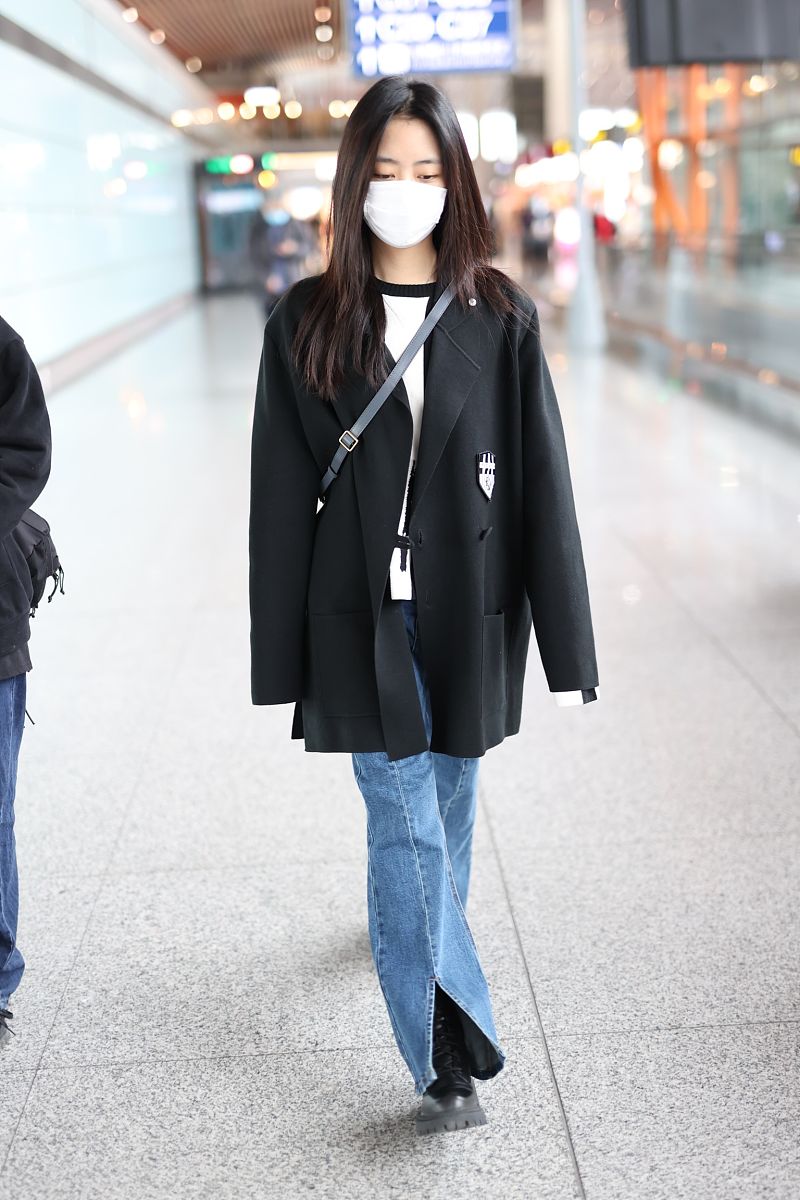 谭松韵街拍:ports黑色徽章短大衣 开叉牛仔裤学生气十足