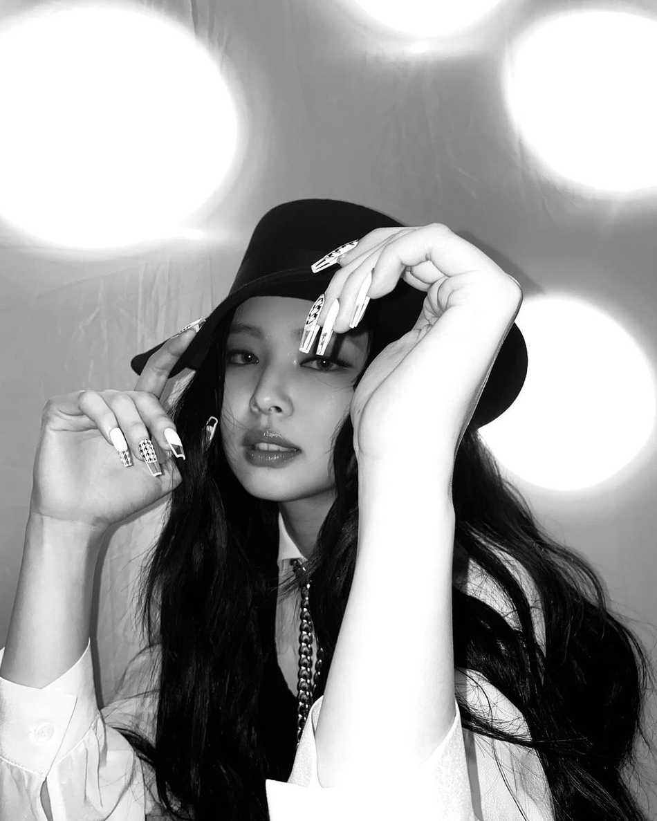 组图:jennie发黑白写真告别2020 衬衫马甲造型又酷又飒