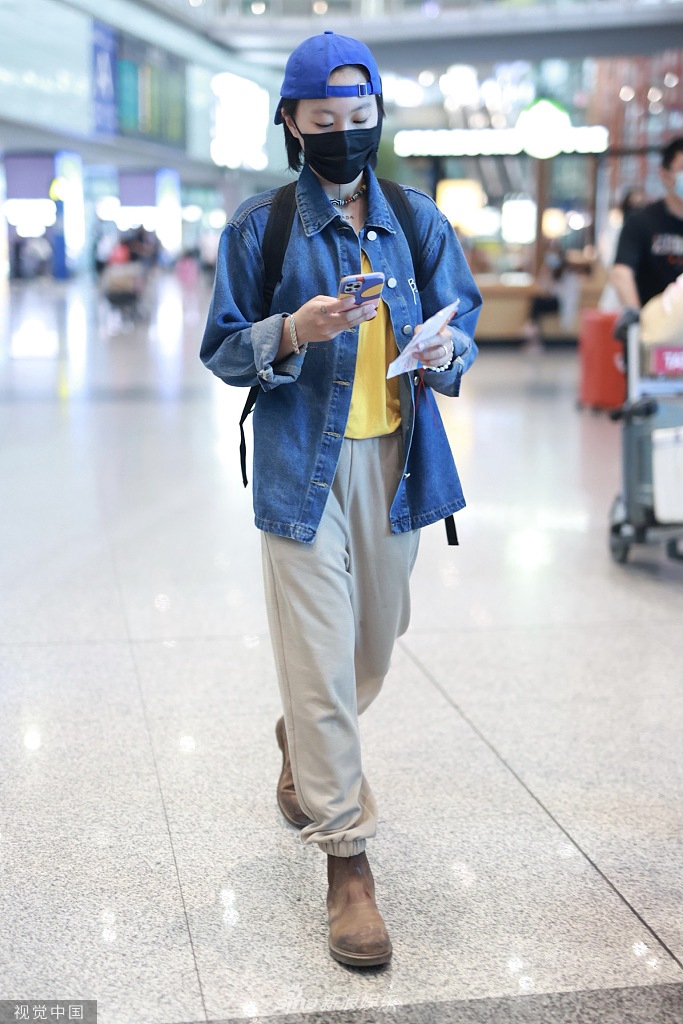 组图:窦靖童反扣帽子显不羁 "随便"穿上身个性斐然