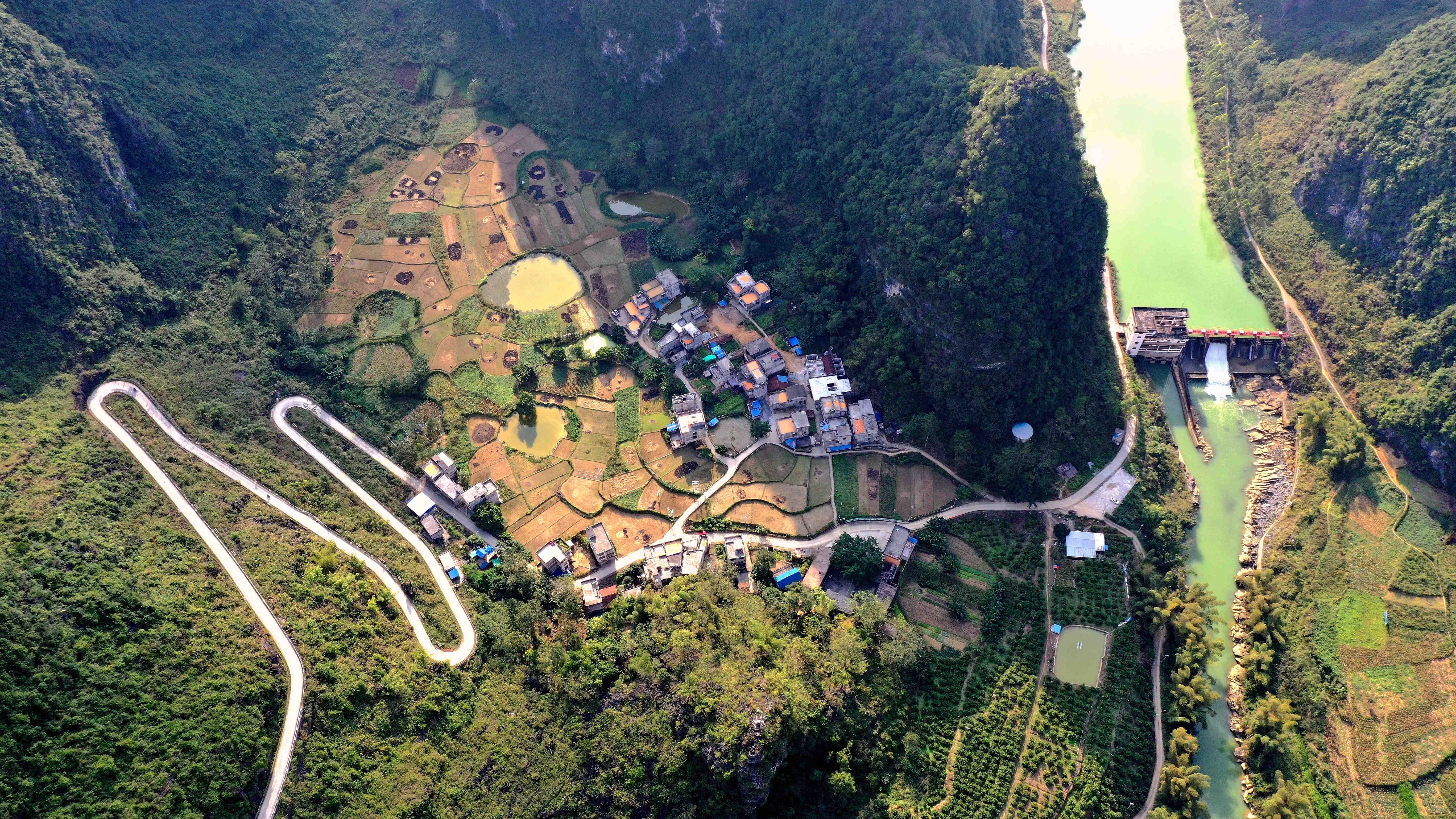 广西大化:房屋镶"金顶" 丰收晒"金箔"