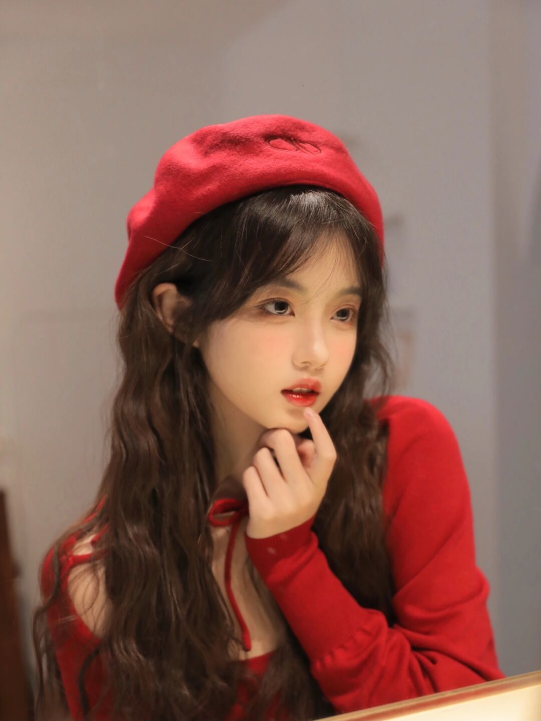 美女穿这件红色大衣外套搭配红色帽子,淑女又有气质,好漂亮