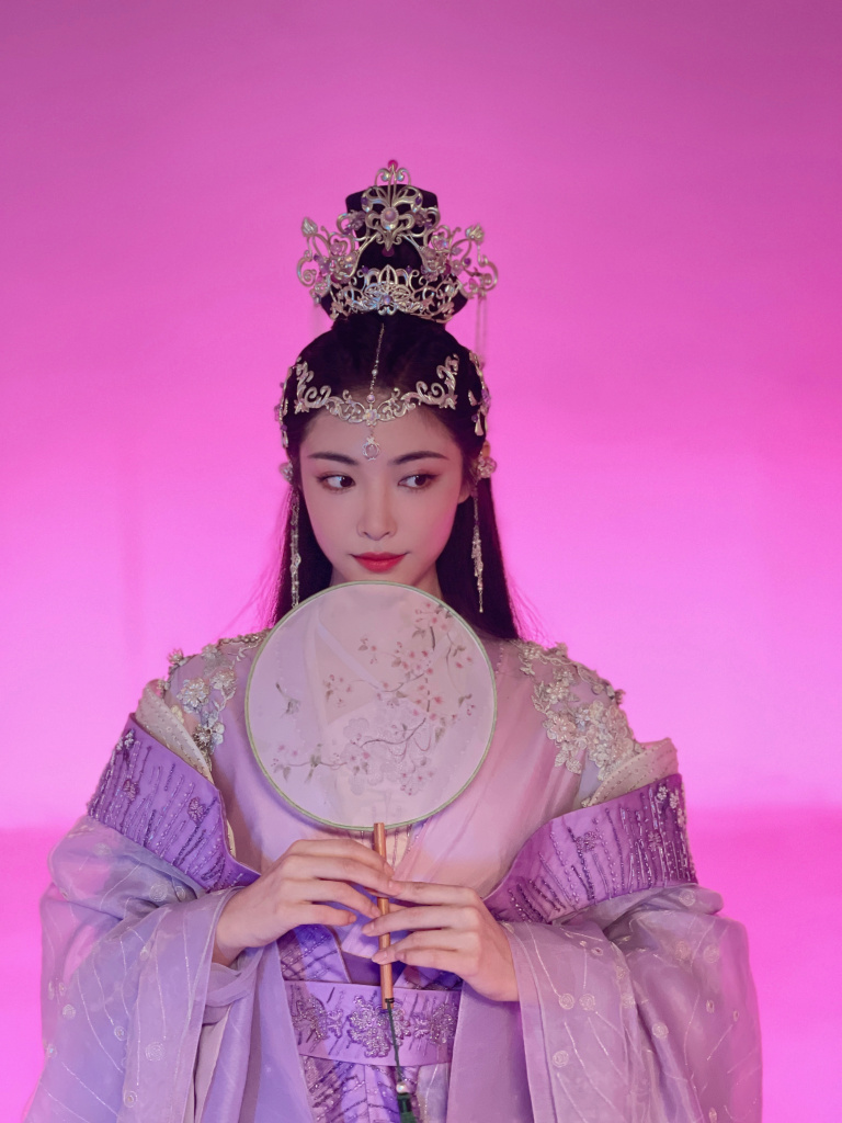 许佳琪晒凌波杀青照 古装造型诠释新风格