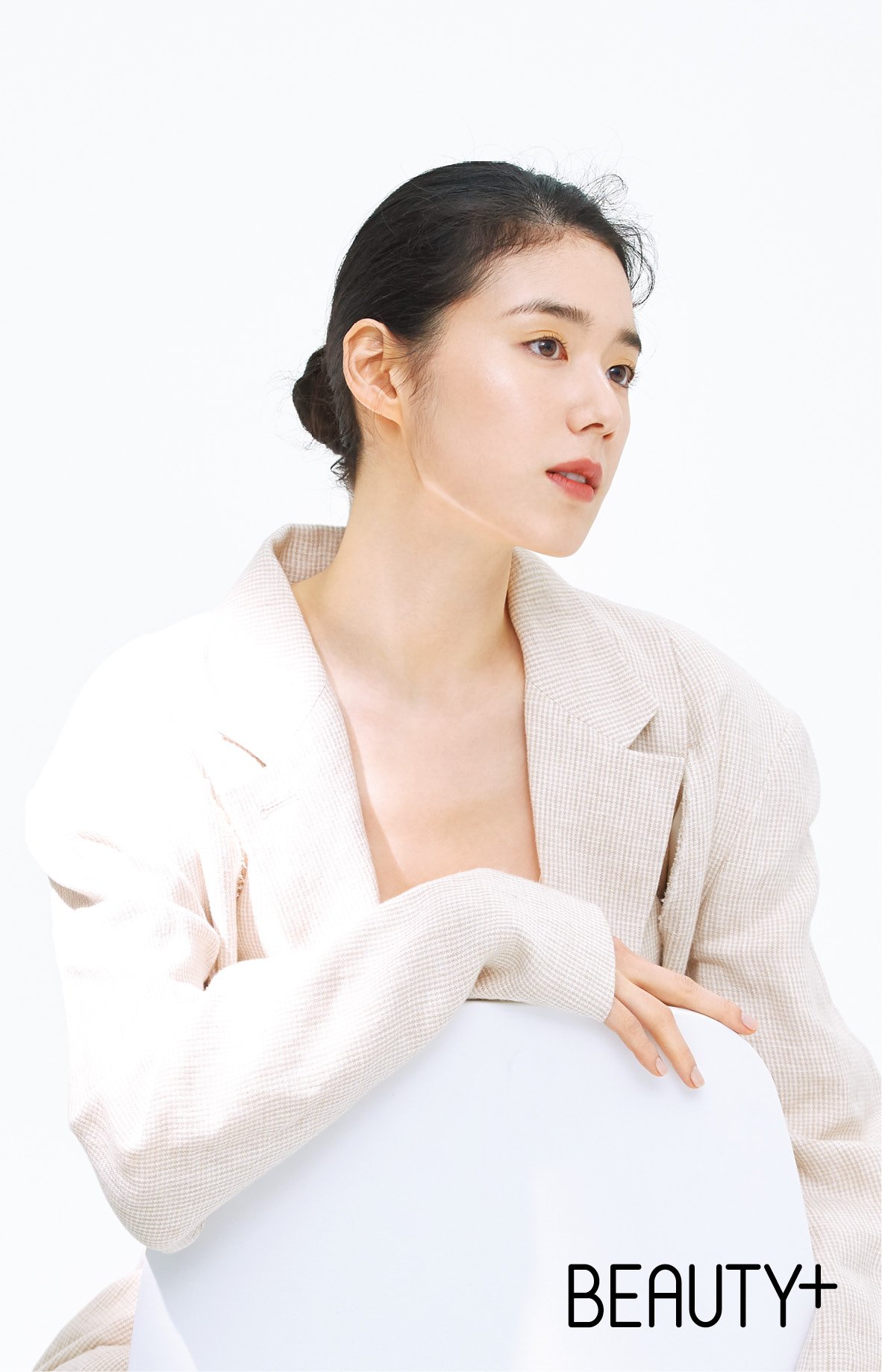 韩国演员,模特,歌手郑恩彩