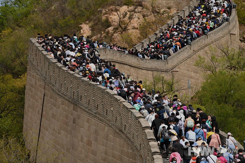 五一小长假 多地景区迎客流高峰