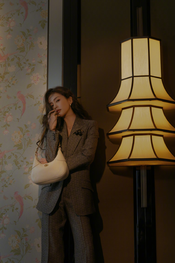 白鹿穿西服优雅端庄