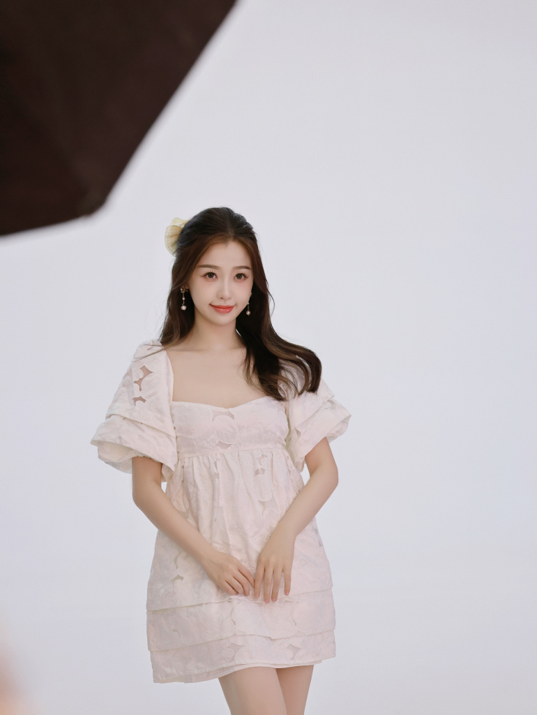 虞书欣品牌广告大片拍摄花絮 可爱性感随意切风格百变