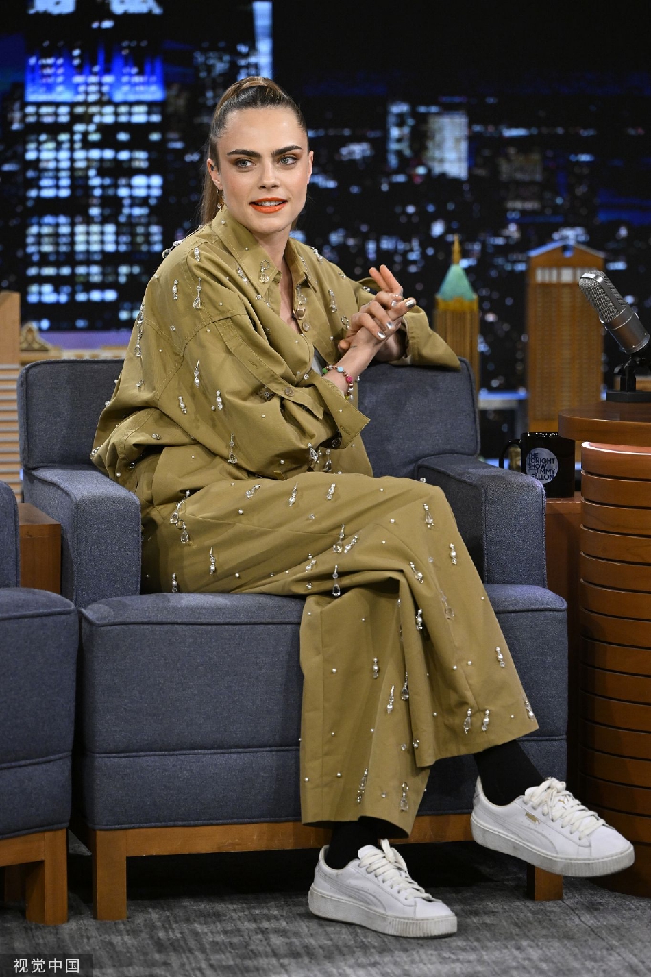 组图:英国超模"卡抽"亮相《吉米今夜秀》高马尾造型好飒