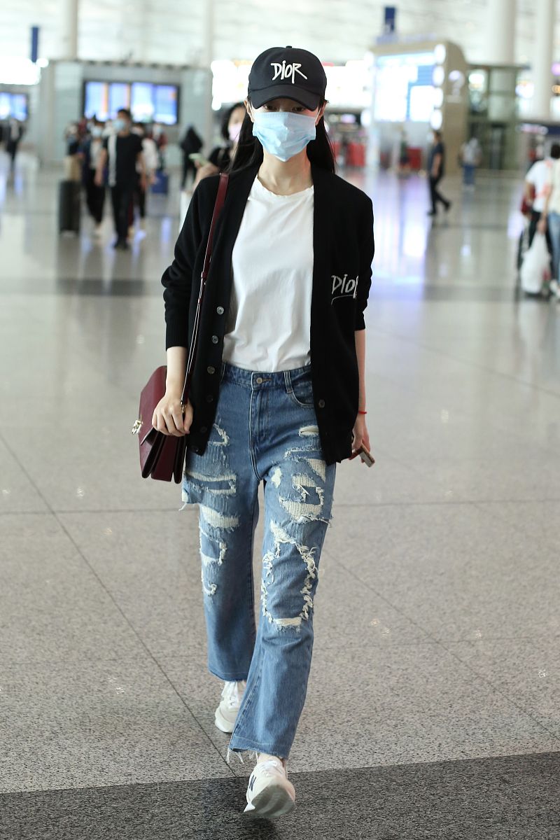 宋轶街拍:dior针织开衫破洞牛仔裤nb小白鞋ferragamo手袋休闲洒脱