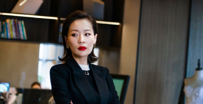 明天我们好好过林威娜扮演者吴乙彤西装套裙剧照图片