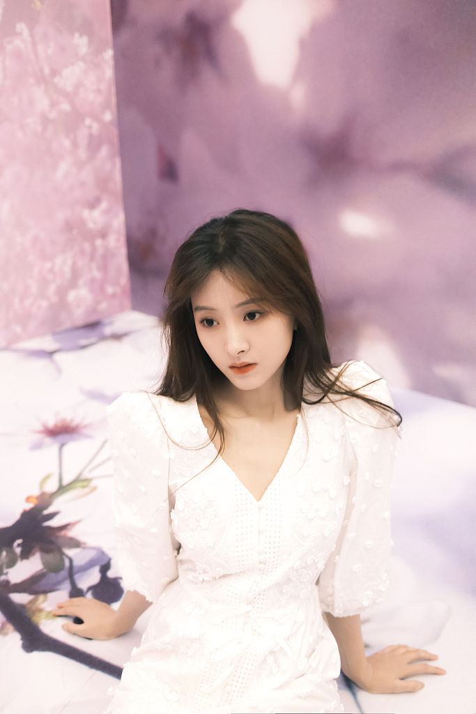 演员代文雯发布一组光影写真 穿小白裙温柔优雅
