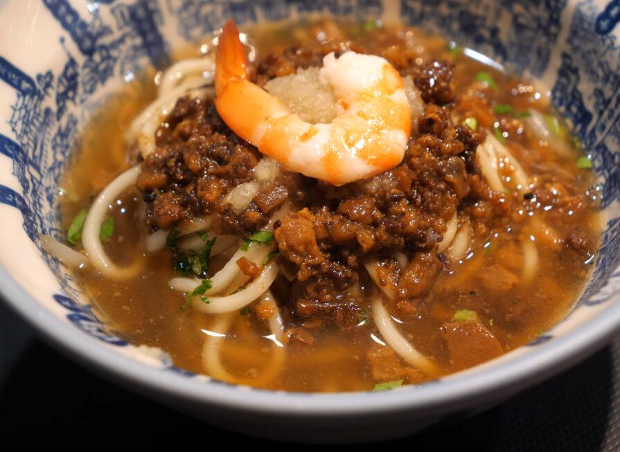 台湾街头小吃担仔面,面条不多配菜倒是不少,鲜甜咸香味道丰富