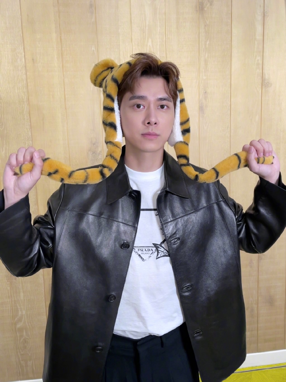 组图:李易峰新年虎头帽写真释出 造型俏皮可爱不失帅气