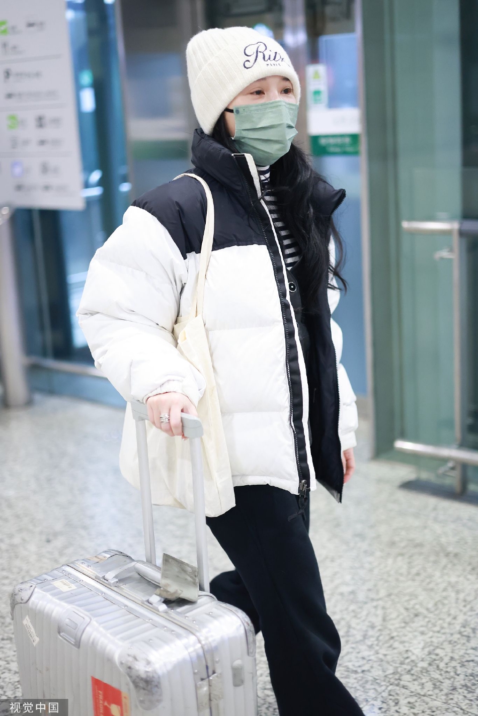 组图:熊乃瑾穿拼色羽绒服现身机场 穿搭简约向镜头挥手好亲切