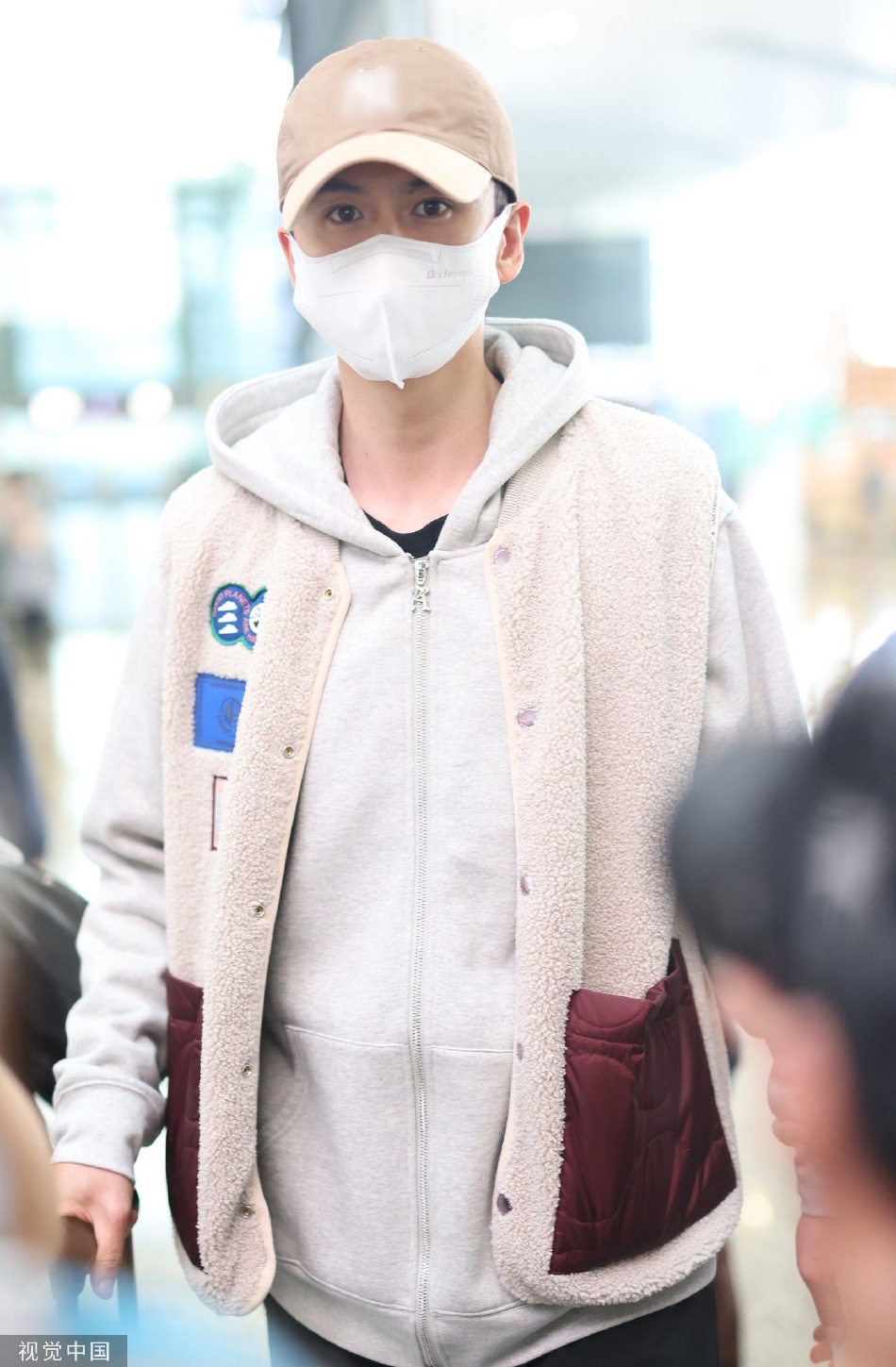 组图:张云龙戴鸭舌帽现身机场 穿灰色外套搭毛绒马甲少年感十足