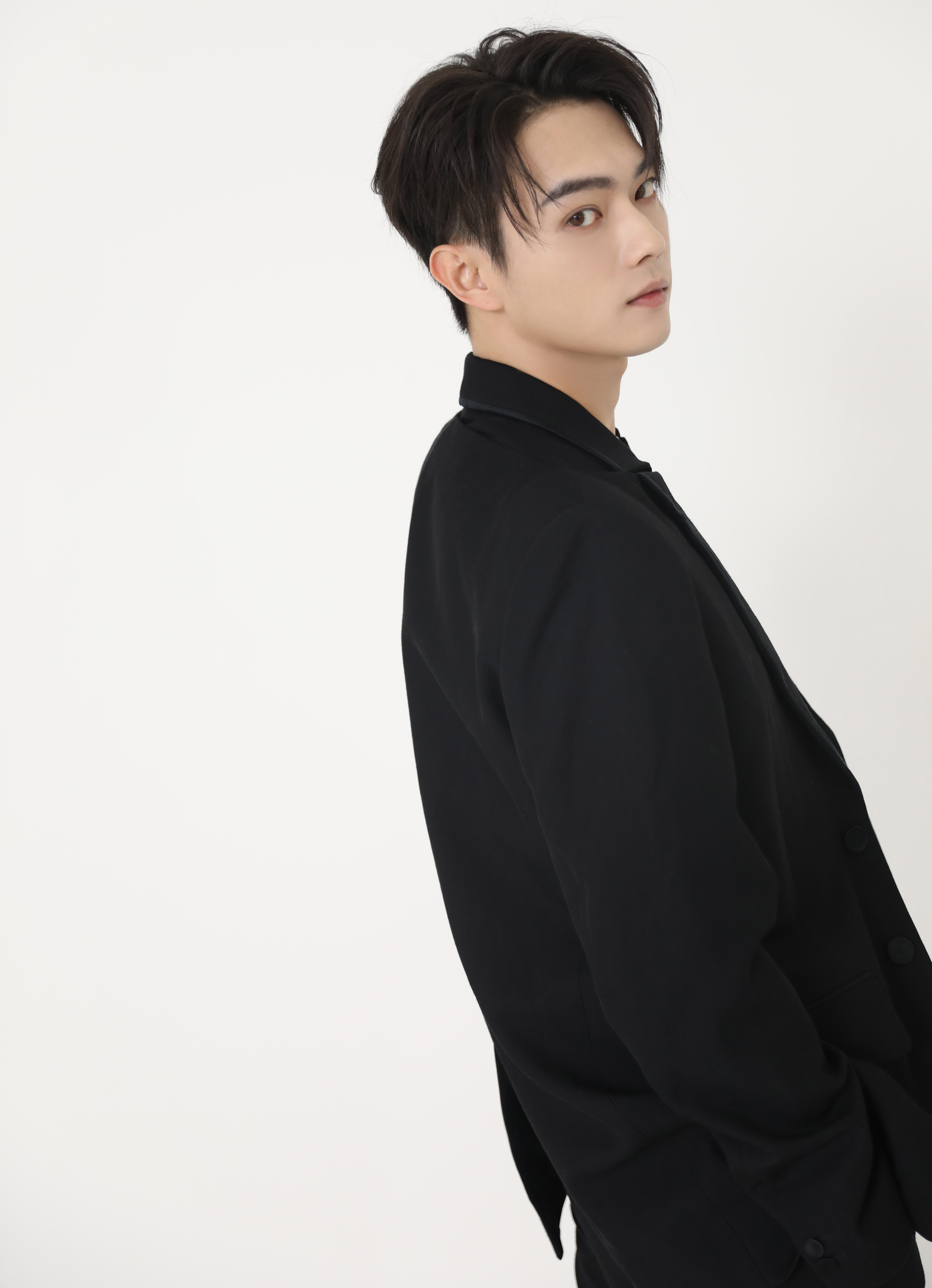 简简单单的搭配,许凯帅气加倍