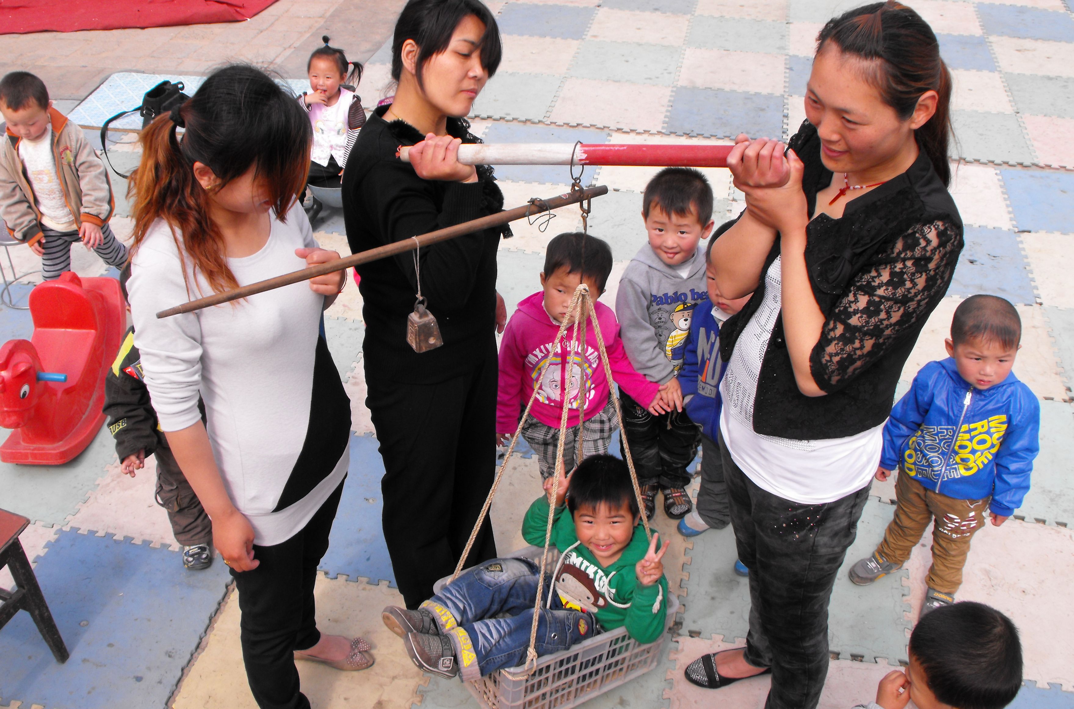 立夏"称人" 老办法给孩子称体重