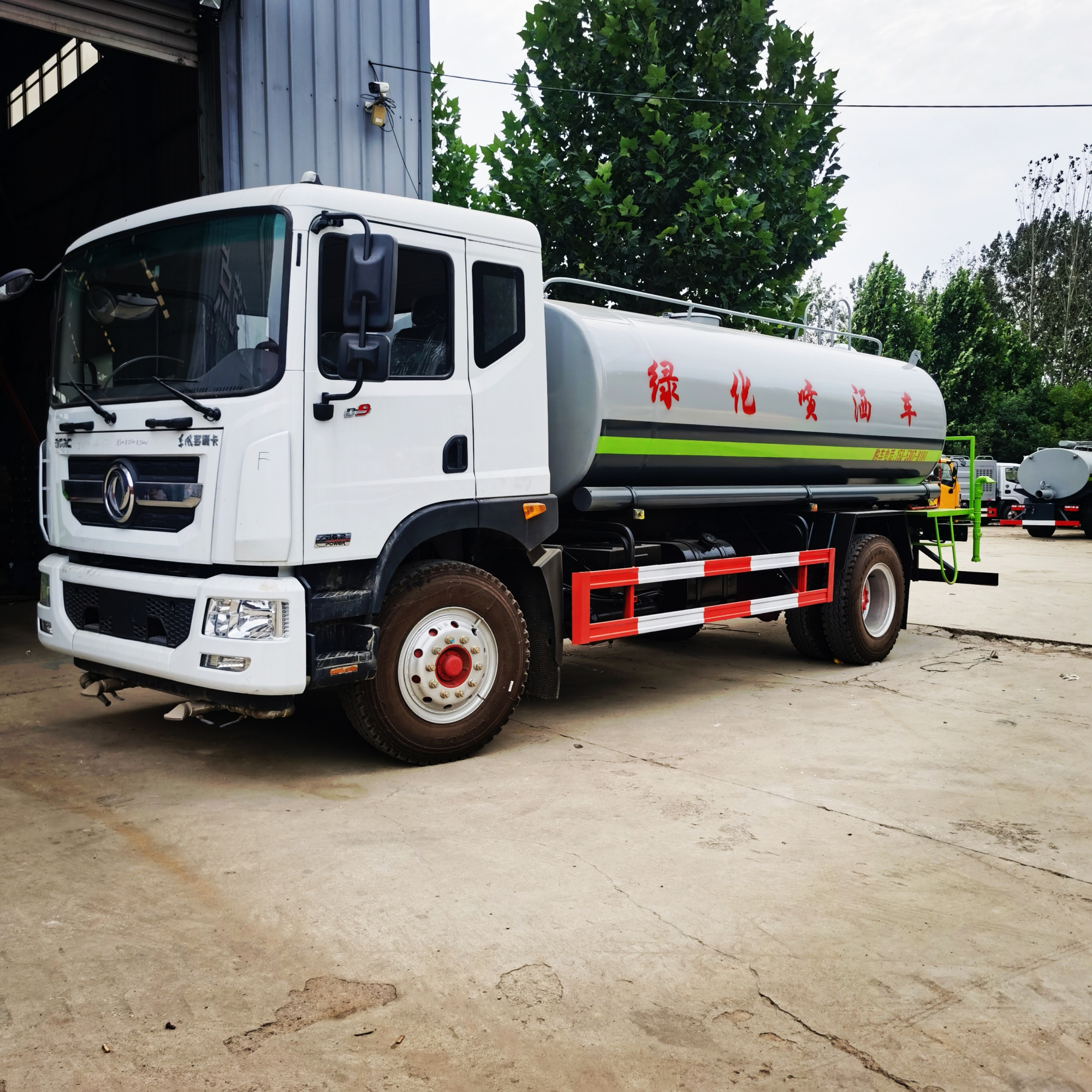 顺宏东风洒水车,大型雾炮洒水车实拍