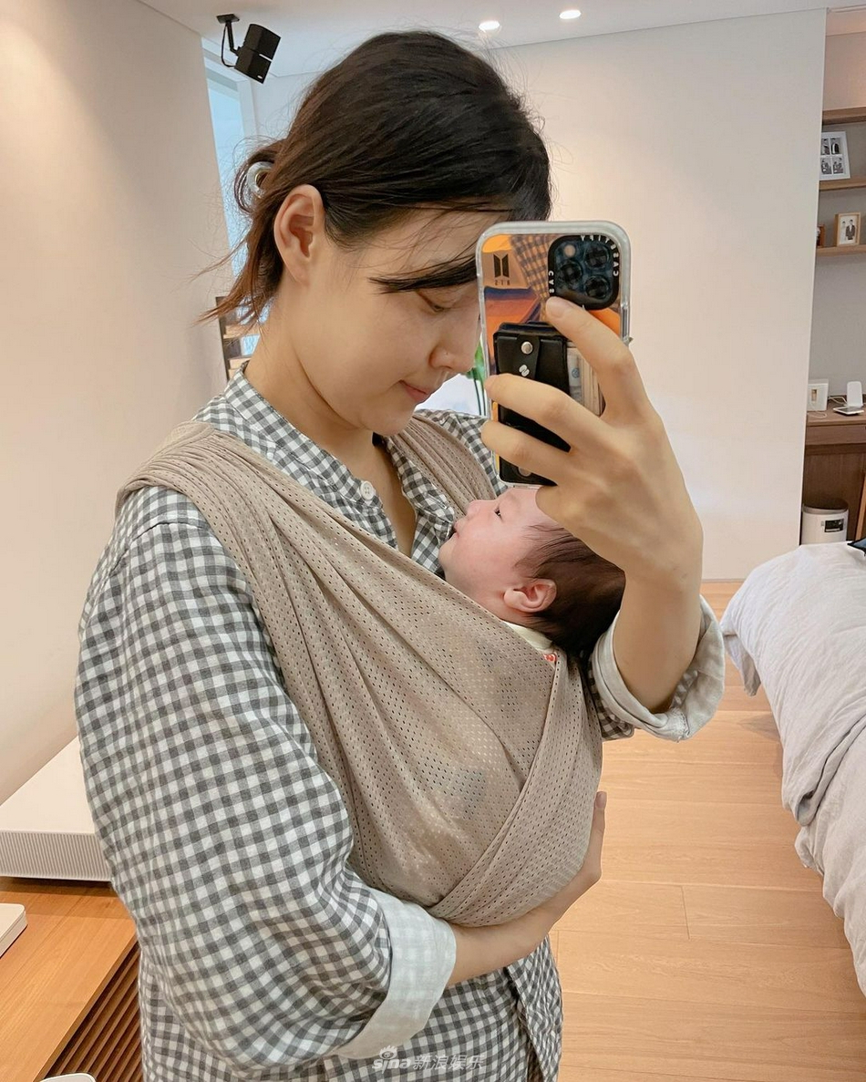 组图:韩智慧产女后晒娃儿不停 小宝宝嘟嘟脸侧颜可爱