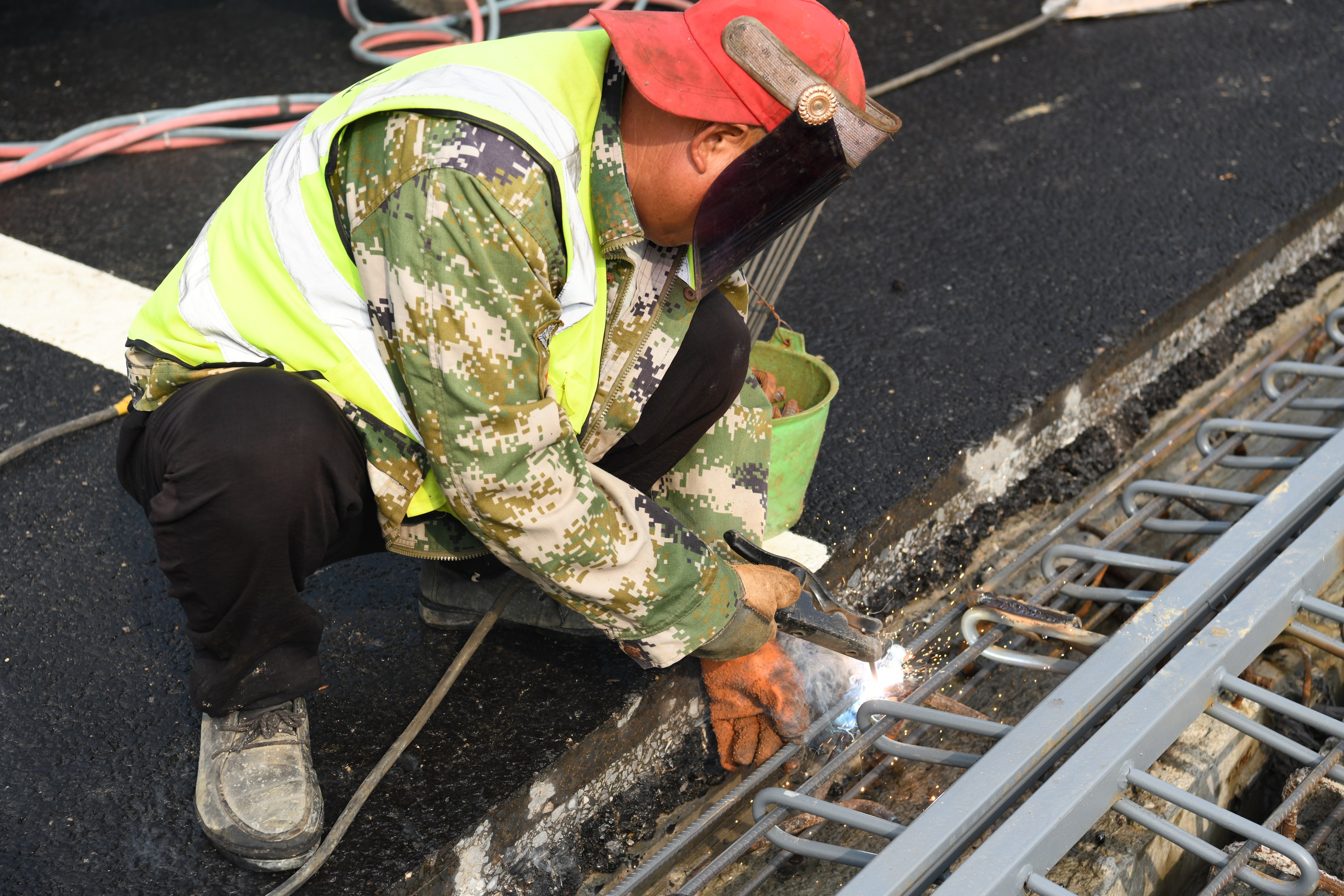 348省道朱坝段进入桥梁伸缩缝焊接施工阶段