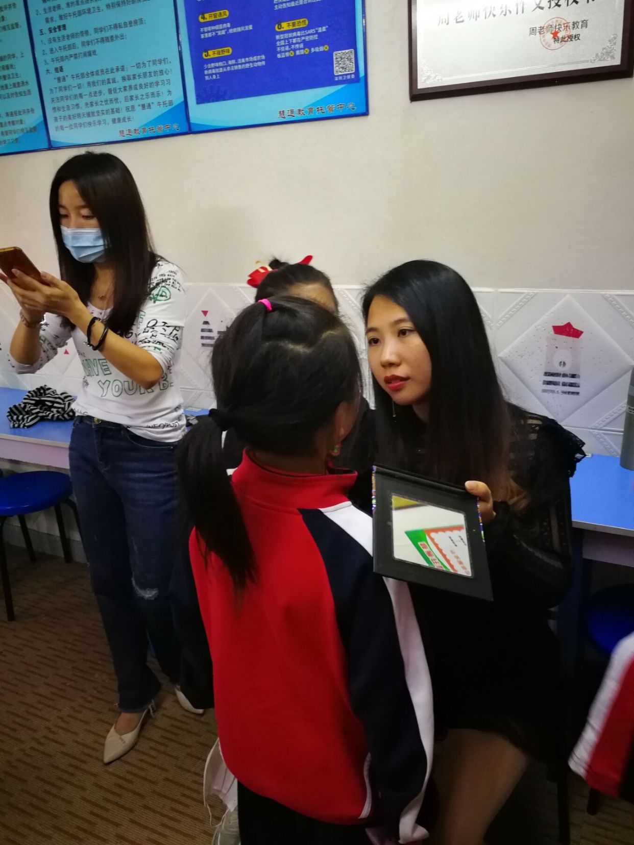 美妈们给共乐小学小朋友们化妆准备表演节目了